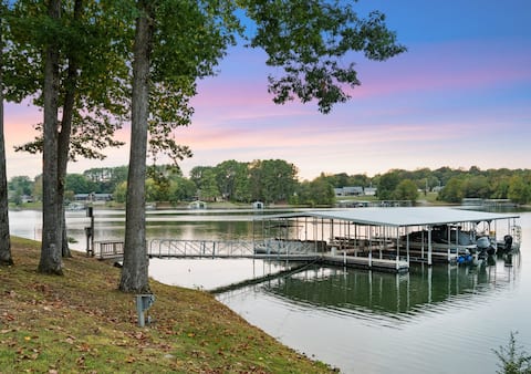 Hook, Wine & Sinker-Sleeps 28, Dock, Hot Tub