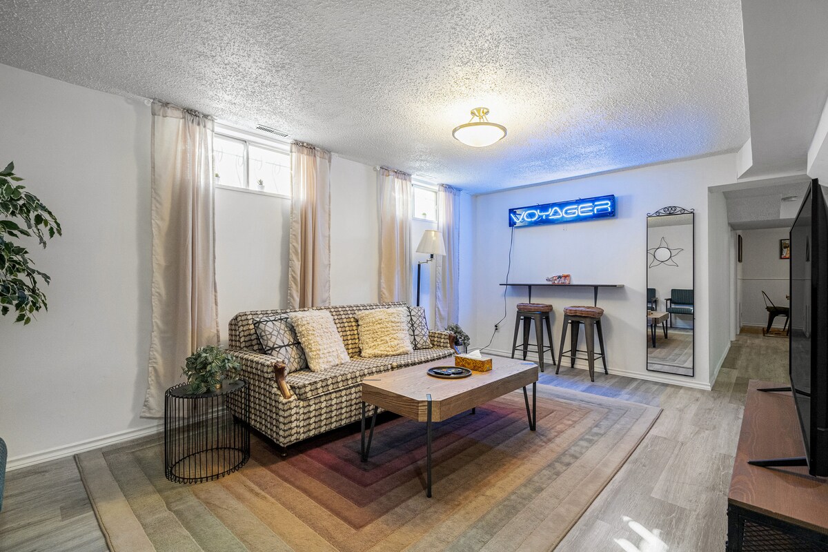 סלון מרווח בסגנון רטרו עם טלוויזיה בסטרימינג - מושלם למנוחה אחרי יום עמוס.