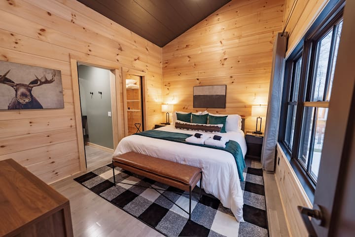 Bedroom #2- Comfy King Bed with en-suite bathroom, Black Out Curtains, Ceiling fan, Walk in closet, Dresser, 50 inch smart TV.  Mountain Views! Located on the main level.