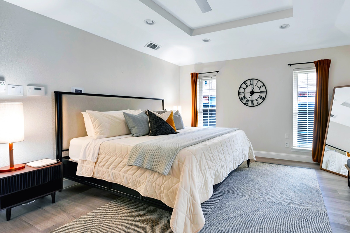 Disfruta de un hermoso colchón y ropa de cama nuevos con dos opciones de firmeza de almohadas, tu propio televisor y un baño principal privado.