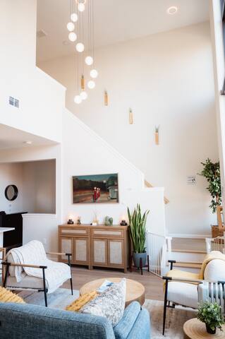 3BR Luxe Rooftop Home | 6 Beds | NYC & EWR Nearby gallery image 2