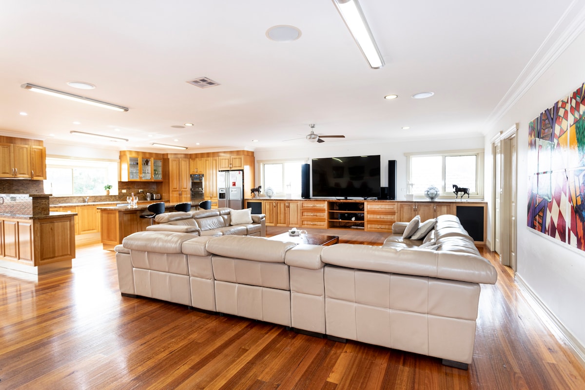 Popular Airbnb listing: Indoor Heated Pool & Spa-The Pomegranate in Mornington