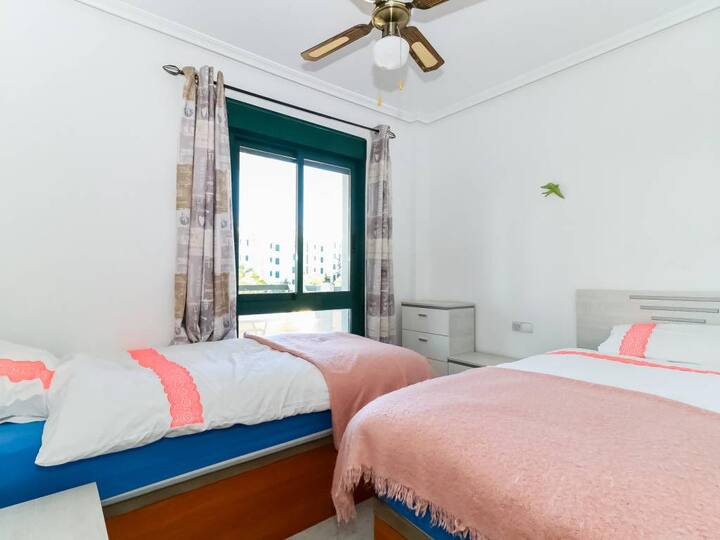 Втора спална соба опремена со два единечни кревета за возрасни во целосна големина, со простор за складирање под неа. 

Тавански и преносни вентилатори, шкафови покрај креветот и фиоки.