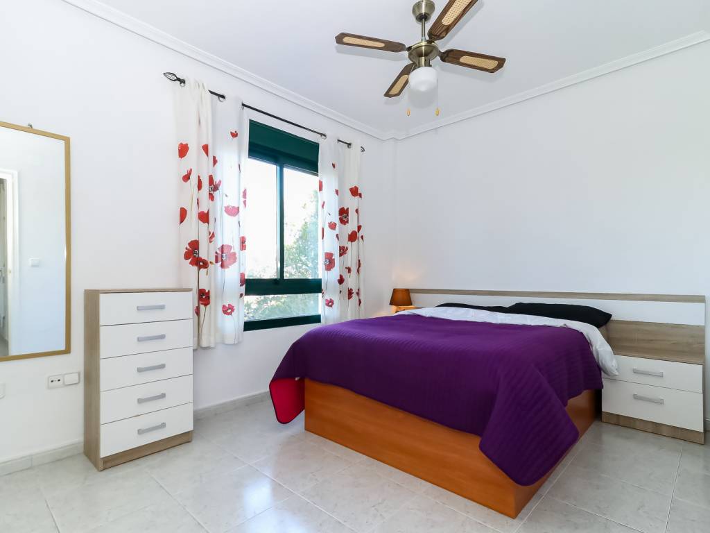 Hlavná spálňa je vybavená manželskou posteľou a posteľnou bielizňou nižšie.

K dispozícii sú aj nočné skrinky spolu so zásuvkami,   stropnými a prenosnými ventilátormi a celoplošným zrkadlom.  
Na fotke nie je zobrazená veľká namontovaná skriňa.

Ďakujeme :) 