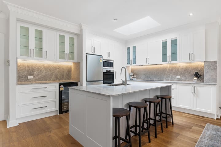 Luxury Renovated Home, Quiet street- Light Modern