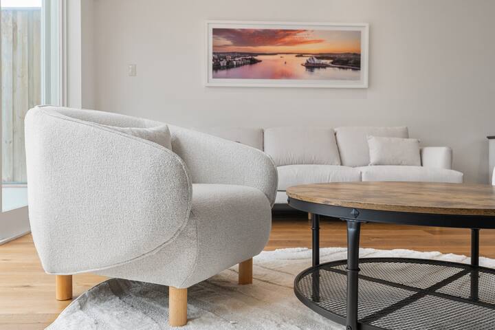 Luxury Renovated Home, Quiet street- Light Modern gallery image 2