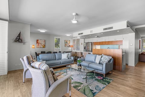 Top performing Airbnb: 3 Bedroom - Absolute Water Front Apartment in Whitsunday Regional