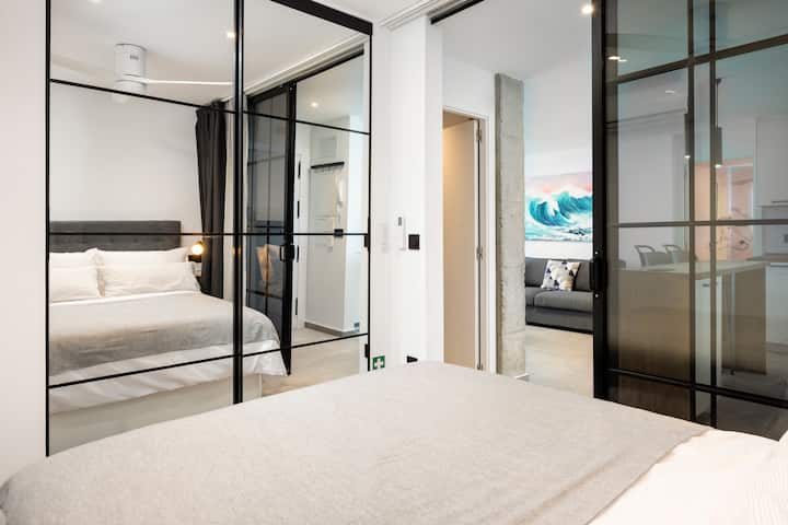 Camera da letto 2. Le porte scorrevoli si chiudono e ci sono due set di tende per la massima privacy.