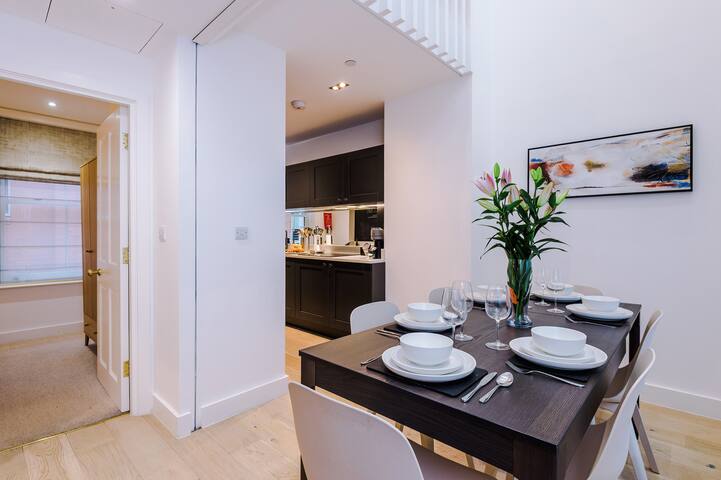 Luxurious House – 3 bedrooms & Free Parking gallery image 2