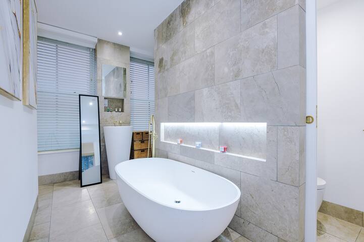 Luxurious House – 3 bedrooms & Free Parking gallery image 3