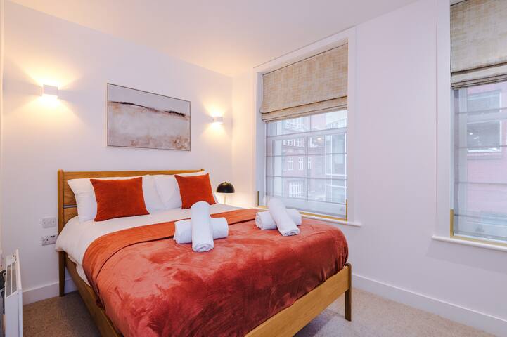 Luxurious House – 3 bedrooms & Free Parking gallery image 4