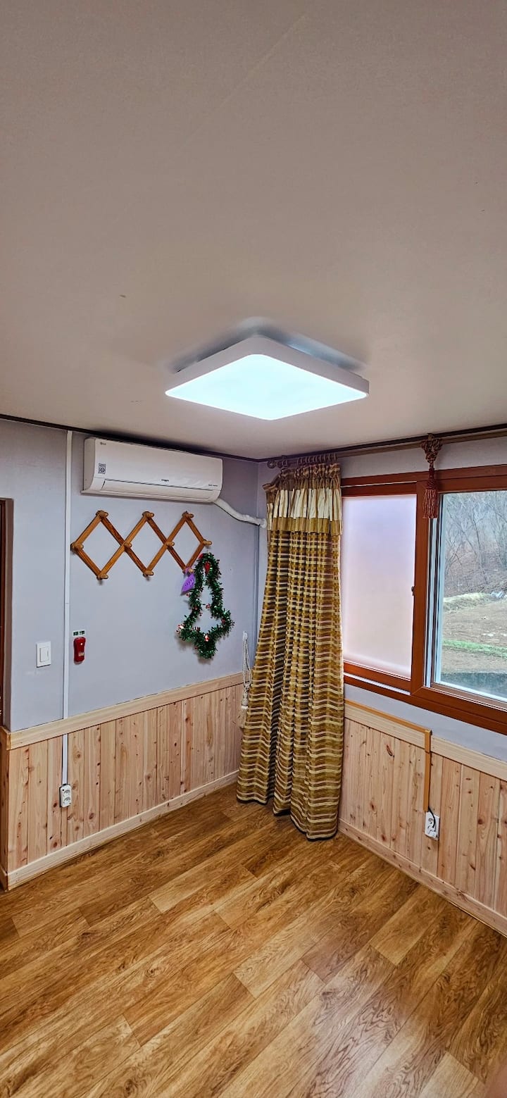 ◈ ✨ Spavaća soba 6 – prostor u kojem ostaje toplina ✨

Smještaj ✅ pun mirisa čempresa
Topao trenutak za ✅ međusobno dijeljenje topline i otapanje dnevnog umora.
✅ Pojedinačno klimatiziran prostor za rashlađivanje

 Doživite mirno utočište koje se zagrijava do srca u spavaćoj sobi 6.