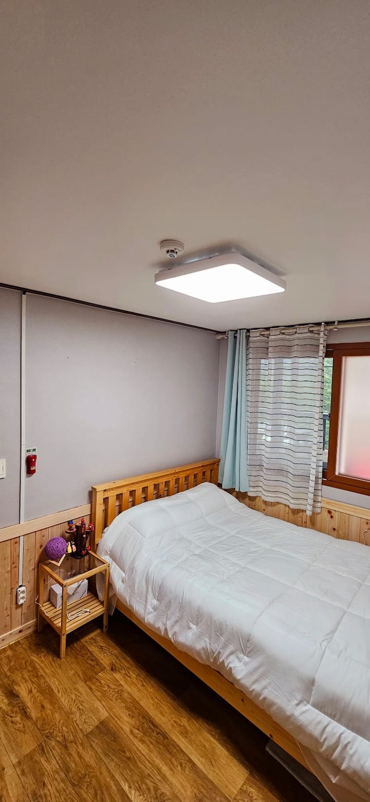 ◈ Spavaća soba 5 – Udoban prostor za ugodan odmor

Udoban prostor s bračnim krevetom ✅ (1,6x2) ️✨
✅ Sklonište u prirodi s mješavinom crvenih glinenih zidova i čempresa 
Čim uđete u ✅ sobu, možete se osjećati ugodno kao da ste u šumi čempresa.