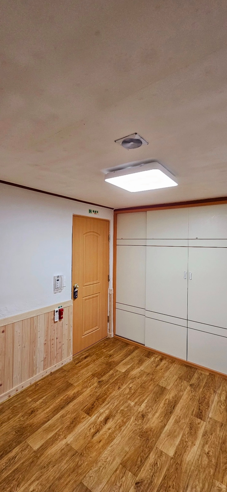 ◈  Dormitorio1: la comodidad de la naturaleza

Entrada a la ✅ habitación
Termostato ✅ de calefacción 
Compartimento del ✅ futón✨
