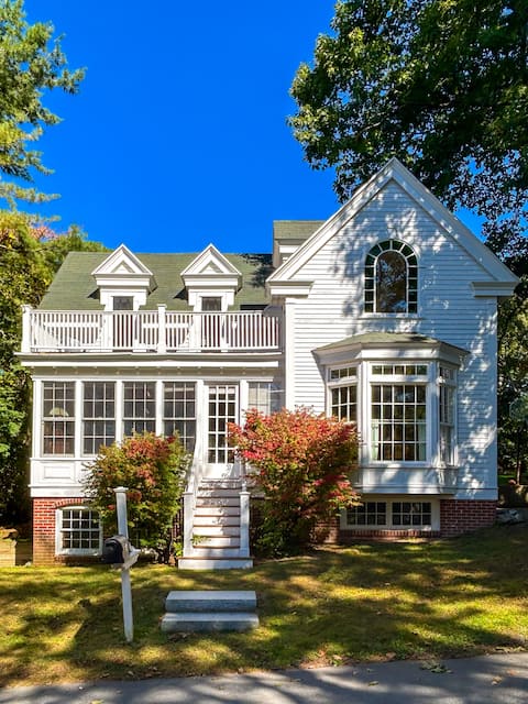 Island home w/fireplace, balcony, and water access