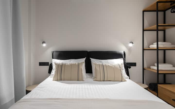 ಮಲಗುವ ಕೋಣೆ ಪ್ಲಶ್ ಹಾಸಿಗೆ ಮತ್ತು ಮೃದುವಾದ ಲಿನೆನ್‌ಗಳನ್ನು ಹೊಂದಿರುವ ಆರಾಮದಾಯಕ ಹಾಸಿಗೆಯನ್ನು ಹೊಂದಿದೆ, ಇದು ಪರಿಪೂರ್ಣ ರಾತ್ರಿಯ ನಿದ್ರೆಗೆ ಆರಾಮದಾಯಕ ಮತ್ತು ವಿಶ್ರಾಂತಿಯ ಸ್ಥಳವನ್ನು ನೀಡುತ್ತದೆ. ಸರಳ, ಆಧುನಿಕ ವಿನ್ಯಾಸವು ರೂಮ್‌ನ ವಿಶ್ರಾಂತಿ ವಾತಾವರಣವನ್ನು ಹೆಚ್ಚಿಸುತ್ತದೆ.