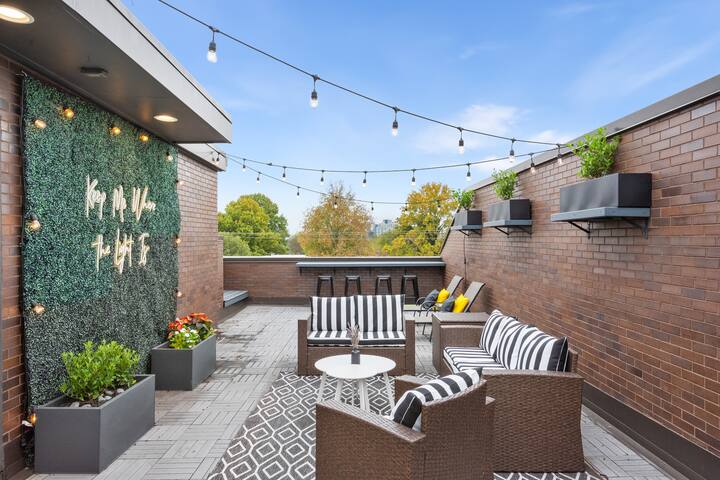 Nashville’s 3-Bed Stunner with Rooftop Deck gallery image 3