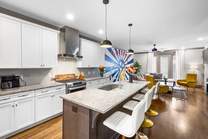 Nashville’s 3-Bed Stunner with Rooftop Deck gallery image 4