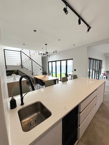 Sandown Oasis – Modern Luxury Family Getaway