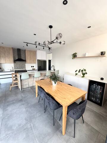 Sandown Oasis – Modern Luxury Family Getaway gallery image 3