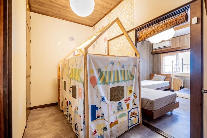 Roztomilá poschodová posteľ, ktorú deti ocenia.Dospelí môžu spať až 100 kilometrov.