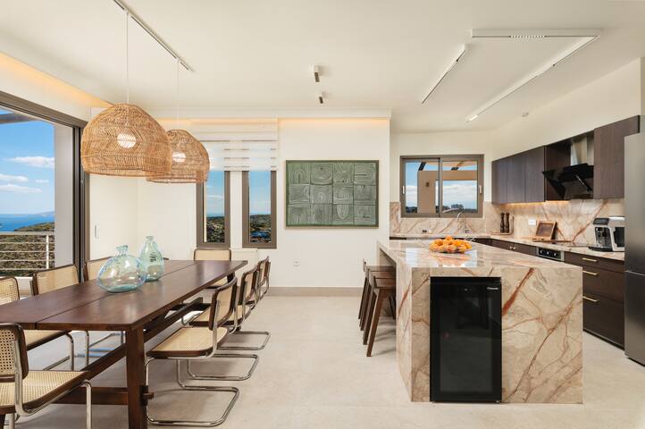 Luxurious Seaview Estate with Infinity Heated Pool gallery image 5