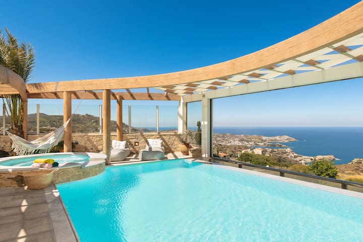 Luxurious Seaview Estate with Infinity Heated Pool