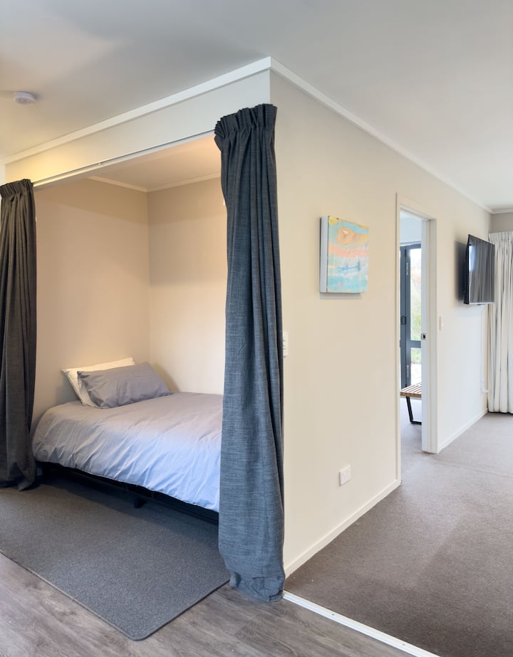 Veliki bračni krevet. Dostupan je i dodatni madrac za jednu osobu. 