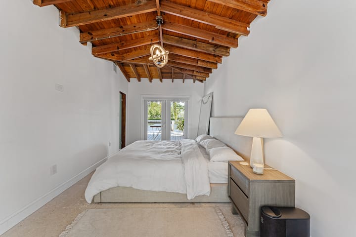 Vyjdite na dvor s vlastným samostatným predným vchodom a zadným vchodom. Výhľad na vodu. 

Zatemňovacie rolety s tesnením na dverách toalety, aby sa zabezpečilo úplné zatemnenie.