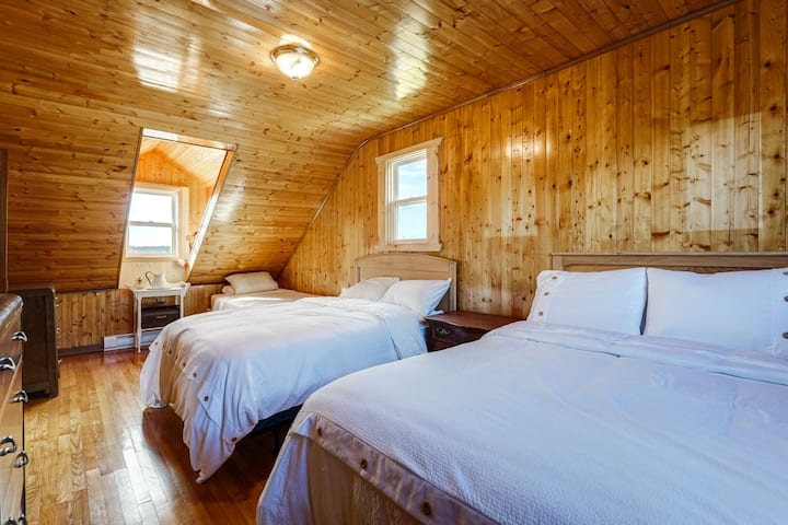 Kjo dhomë gjumi lart është shumë e madhe! Ka 2 krevate dopio dhe një dopio!

Dritaret e fjetjes ofrojnë pamje të bukura nga oqeani