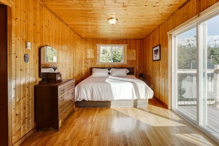 Krevat dopio "king" në dhomën kryesore të gjumit. Dyert rrëshqitëse të oborrit do të të japin qasje në një ballkon privat me pamje të bukur të Gjirit Conception