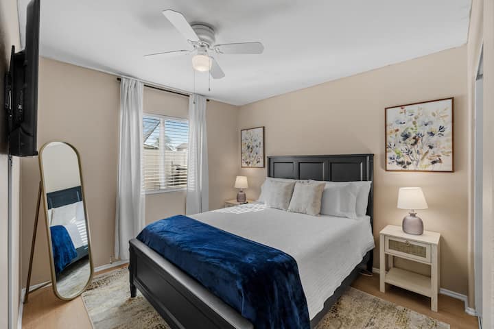 Dormitorio tamaño queen con espejo de pie y puestos de noche