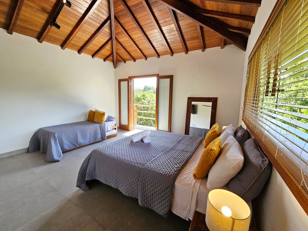 • Dhomë në katin e parë e pajisur me ajër të kondicionuar të ndarë, kjo dhomë garanton rehati në çdo stinë të vitit. 

• Përveç kësaj, ka një dollap të gjerë për të akomoduar rrobat e tua gjatë qëndrimit.