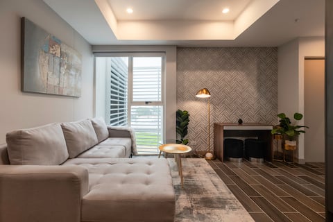 Scenic View Chic Apartment, Airport Hub