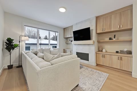 Popular Airbnb listing: Bright & Modern Home - Garage Parking - King Bed in Bowness