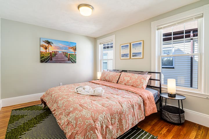 Family Retreat – Stunning 5BR2BA w Parking/ Near T gallery image 4