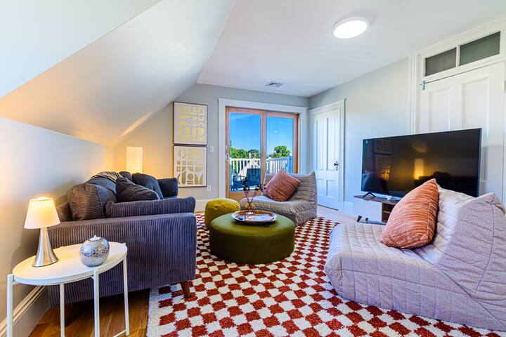 Family Retreat – Stunning 5BR2BA w Parking/ Near T gallery image 3