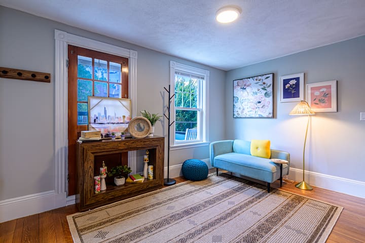 Family Retreat – Stunning 5BR2BA w Parking/ Near T gallery image 2