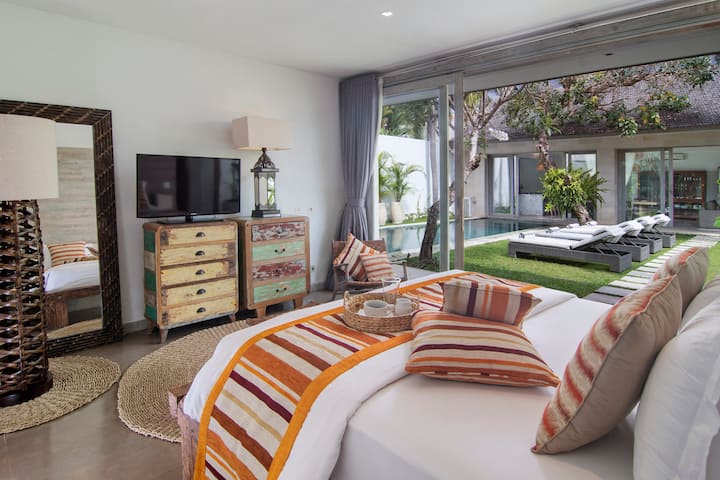 Спалня 1 има легло с кралски размер, специална баня с дъжд душ и директен достъп до басейна и градината