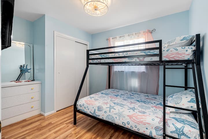 Bunk Room: Krevate të gjallë me tematikë detin, të përsosur për pushim dhe çlodhje!