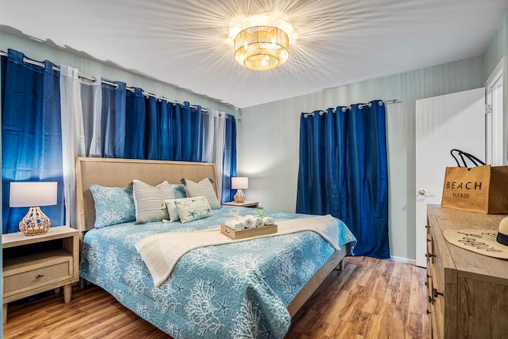 Strehë e qetë: Relaksohu në një vend të ndritshëm plazhi me një krevat dopio "king", dekor elegant dhe prekje të këndshme!