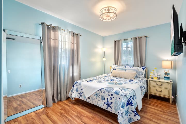 Dhomë gjumi magjepsëse: Dekor i ndritshëm i frymëzuar nga oqeani, krevat i rehatshëm dopio "queen" dhe dritë natyrale. Pushimet e tua në plazh po të presin!