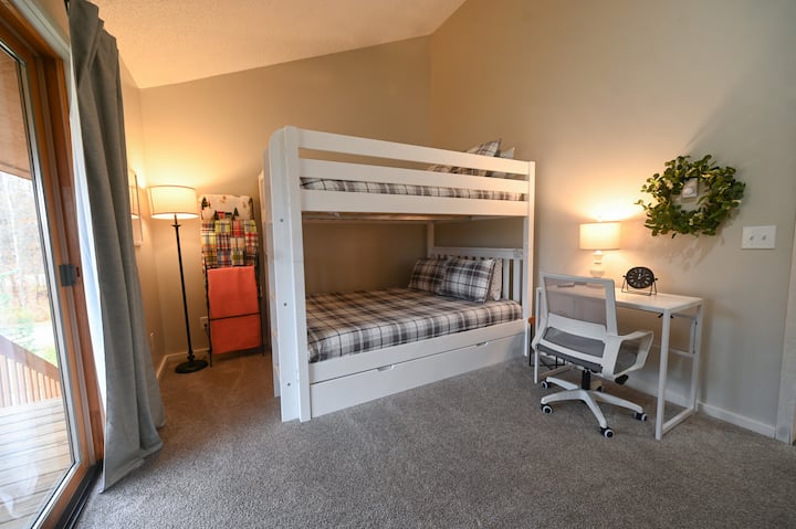 Dovoljno prostora u ovoj drugoj spavaćoj sobi.  Imamo 2 bračna kreveta na čvrstom krevetu za odrasle.  Dodatna visina glave za odrasle na donjem krevetu i sa stropom katedrale nema ograničenja u pogledu prostora na vrhu.  