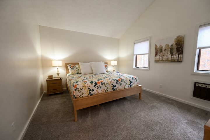 Glavna spavaća soba s novim namještajem, bračnim krevetom i madracem. 