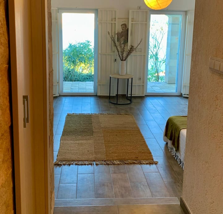 Detta studioutrymme ligger på nedervåningen av huvudområdet. Den har eget kök och badrum och rymmer 2 personer. Det finns en terrass utanför detta utrymme.