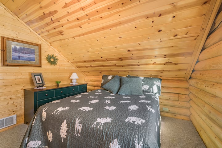A bedroom with a queen bed 