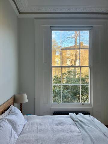 Charming London Period Home, Spacious Garden Oasis gallery image 4