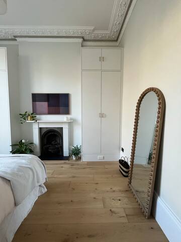 Charming London Period Home, Spacious Garden Oasis gallery image 5