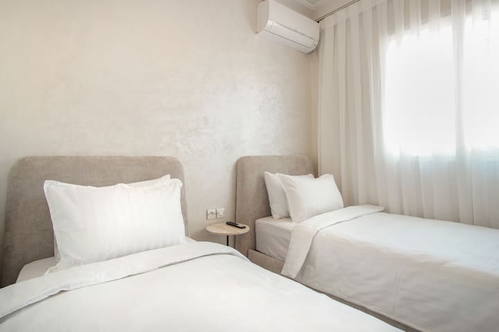 Dhoma gjumi të rehatshme të pajisura me televizorë inteligjentë (duke përfshirë Netflix) dhe ajër të kondicionuar për të ruajtur një atmosferë të freskët dhe temperaturë ideale.