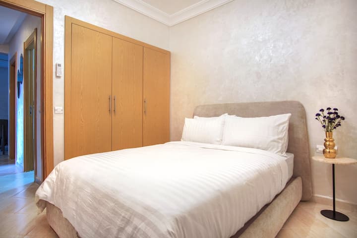 Dhoma e gjumit ofron një pushim të qetë, me krevat cilësor të projektuar për rehati maksimale, të plotësuar me ajër të kondicionuar për të siguruar një atmosferë të freskët dhe qetësuese dhe temperaturën e përsosur gjatë qëndrimit tënd.